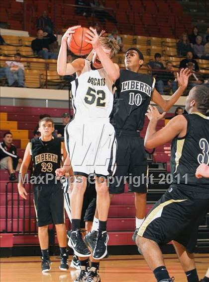 Thumbnail 3 in Liberty vs. Henrietta (Fantasy of Lights) photogallery.