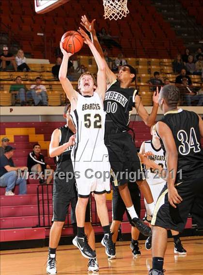 Thumbnail 1 in Liberty vs. Henrietta (Fantasy of Lights) photogallery.