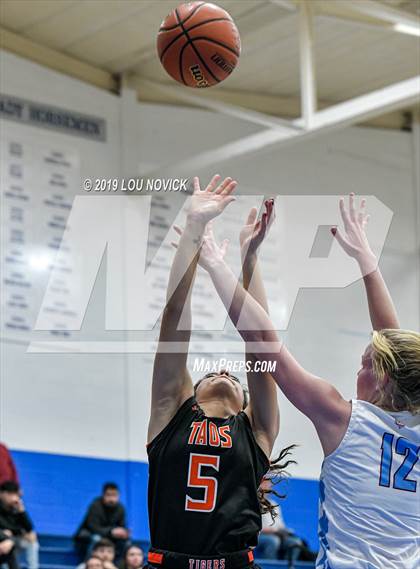 Thumbnail 2 in Sandia Prep vs. Taos photogallery.