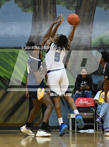 Thumbnail 2 in DME Academy vs. Dream City Christian National (Chick-Fil-A Classic) photogallery.