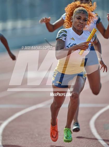 Thumbnail 1 in Panther Relays (4x200M) photogallery.