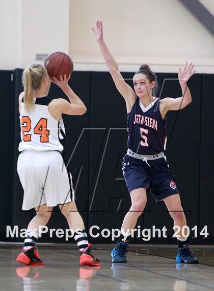 Thumbnail 2 in Justin-Siena vs. Arcata (CIF NorCal Regional D4 Final) photogallery.