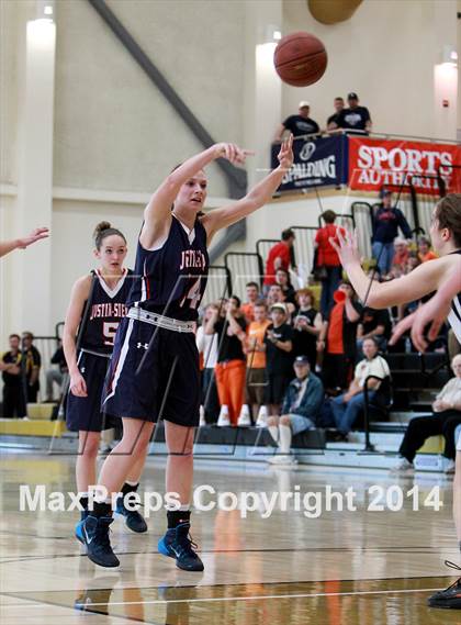 Thumbnail 1 in Justin-Siena vs. Arcata (CIF NorCal Regional D4 Final) photogallery.