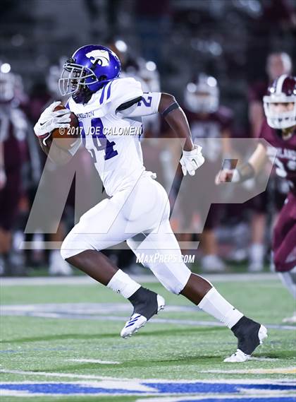 Thumbnail 1 in Angleton vs Highlands (Class 5A Div I Bidistrict) photogallery.