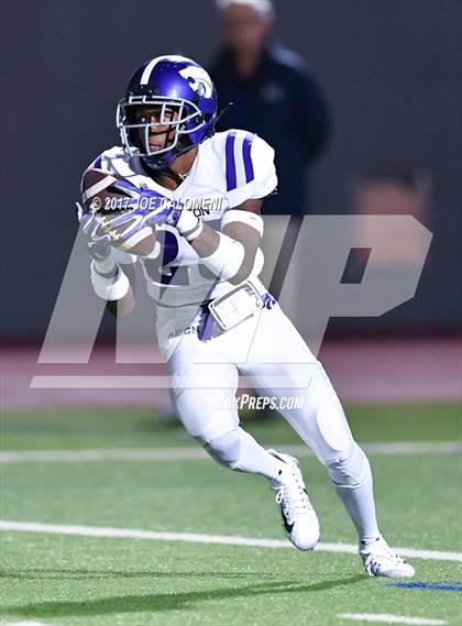 Thumbnail 1 in Angleton vs Highlands (Class 5A Div I Bidistrict) photogallery.