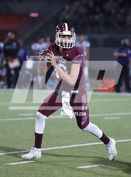 Thumbnail 3 in Angleton vs Highlands (Class 5A Div I Bidistrict) photogallery.