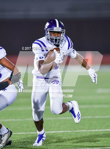 Thumbnail 1 in Angleton vs Highlands (Class 5A Div I Bidistrict) photogallery.