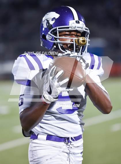 Thumbnail 3 in Angleton vs Highlands (Class 5A Div I Bidistrict) photogallery.