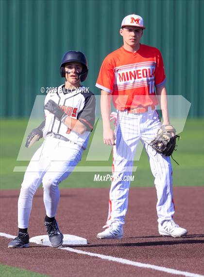 Thumbnail 3 in Grand Saline vs Mineola photogallery.