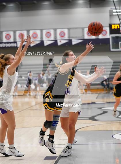 Thumbnail 2 in Salem vs. Brownsburg (Sneakers for Santa Shootout) photogallery.