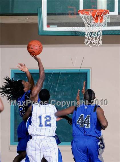 Thumbnail 2 in Jordan vs. Oakland (MaxPreps Holiday Classic) photogallery.