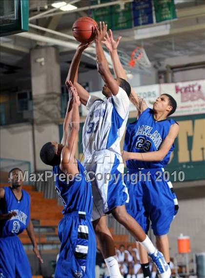 Thumbnail 2 in Jordan vs. Oakland (MaxPreps Holiday Classic) photogallery.