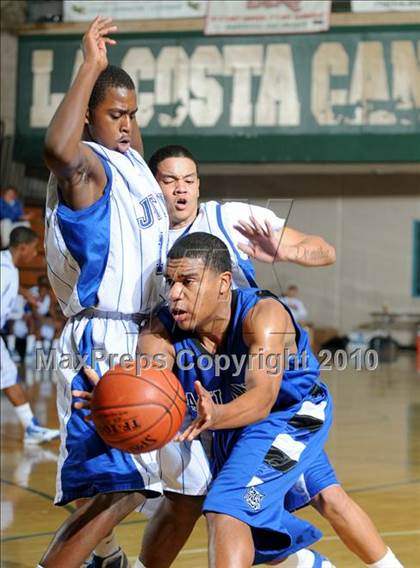 Thumbnail 2 in Jordan vs. Oakland (MaxPreps Holiday Classic) photogallery.