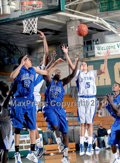 Thumbnail 2 in Jordan vs. Oakland (MaxPreps Holiday Classic) photogallery.