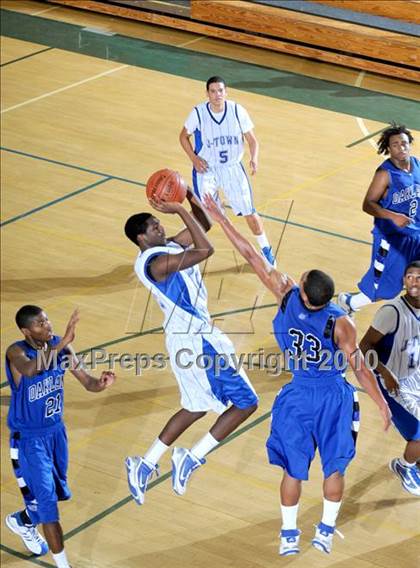 Thumbnail 2 in Jordan vs. Oakland (MaxPreps Holiday Classic) photogallery.