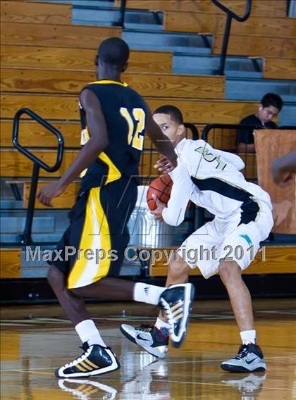 Thumbnail 2 in Pasadena Memorial vs Conroe (McDonald's Texas Invitational) photogallery.