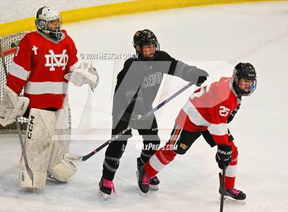 Thumbnail 1 in Mater Dei vs. Servite photogallery.