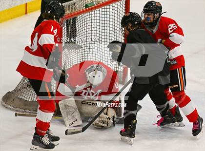Thumbnail 2 in Mater Dei vs. Servite photogallery.