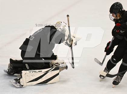 Thumbnail 2 in Mater Dei vs. Servite photogallery.
