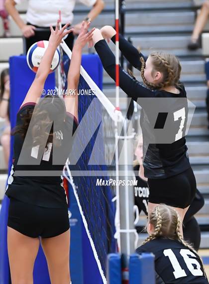 Thumbnail 2 in O'Connor vs. Hamilton photogallery.