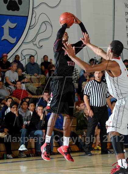 Thumbnail 2 in Antelope vs. Fort Bend Travis (MaxPreps Holiday Classic) photogallery.