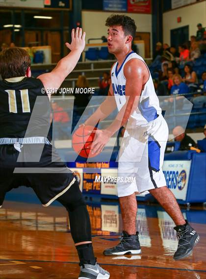 Thumbnail 3 in Amherst vs. Jayton (UIL 1A Regional Quarterfinal Playoff) photogallery.