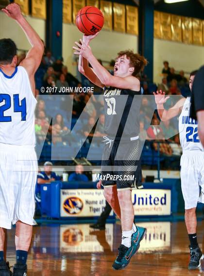 Thumbnail 1 in Amherst vs. Jayton (UIL 1A Regional Quarterfinal Playoff) photogallery.