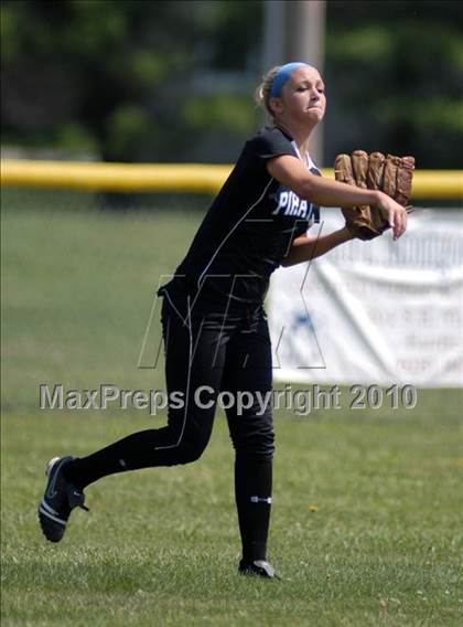 Thumbnail 2 in Cobden v. Cumberland (IHSA Class 1A Super-Sectional) photogallery.