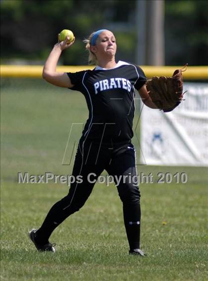Thumbnail 1 in Cobden v. Cumberland (IHSA Class 1A Super-Sectional) photogallery.
