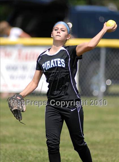 Thumbnail 2 in Cobden v. Cumberland (IHSA Class 1A Super-Sectional) photogallery.