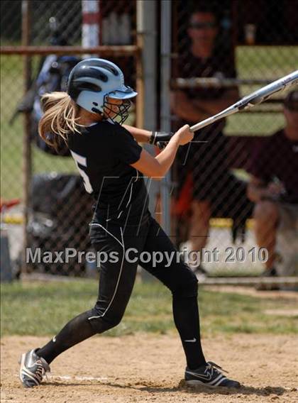 Thumbnail 2 in Cobden v. Cumberland (IHSA Class 1A Super-Sectional) photogallery.