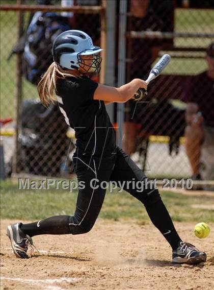Thumbnail 2 in Cobden v. Cumberland (IHSA Class 1A Super-Sectional) photogallery.
