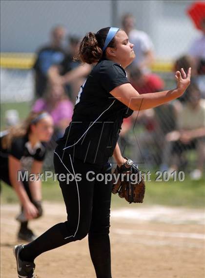 Thumbnail 2 in Cobden v. Cumberland (IHSA Class 1A Super-Sectional) photogallery.