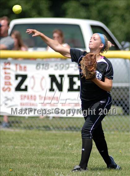 Thumbnail 3 in Cobden v. Cumberland (IHSA Class 1A Super-Sectional) photogallery.