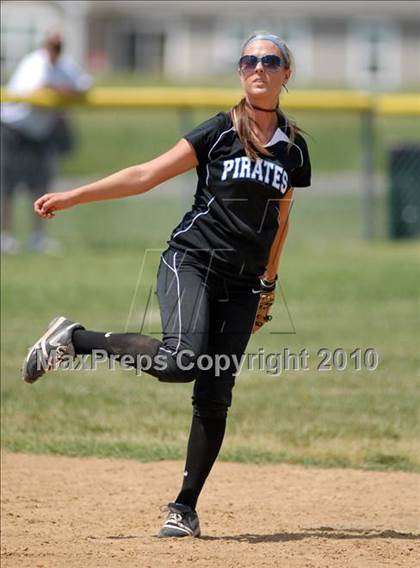 Thumbnail 2 in Cobden v. Cumberland (IHSA Class 1A Super-Sectional) photogallery.