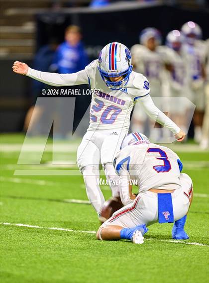 Thumbnail 1 in Tidehaven vs. Lexington (UIL 3A D2 Football Quarterfinal) photogallery.