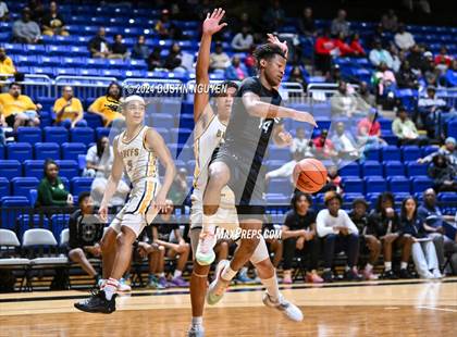 Thumbnail 3 in Shoemaker vs. Fort Bend Marshall (UIL Basketball 5A Region III Semifinal) photogallery.