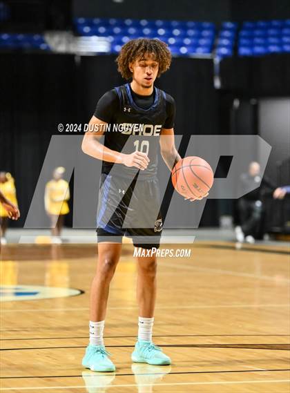 Thumbnail 2 in Shoemaker vs. Fort Bend Marshall (UIL Basketball 5A Region III Semifinal) photogallery.