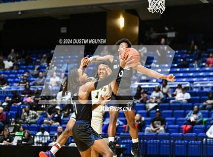 Thumbnail 2 in Shoemaker vs. Fort Bend Marshall (UIL Basketball 5A Region III Semifinal) photogallery.