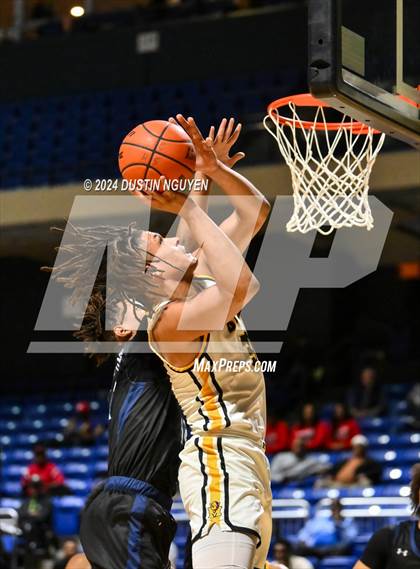 Thumbnail 1 in Shoemaker vs. Fort Bend Marshall (UIL Basketball 5A Region III Semifinal) photogallery.