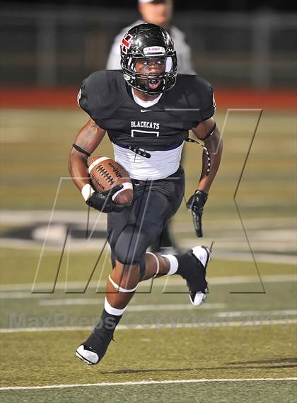 Thumbnail 1 in Alvarado vs Mexia (Dale Hansen Football Classic) photogallery.