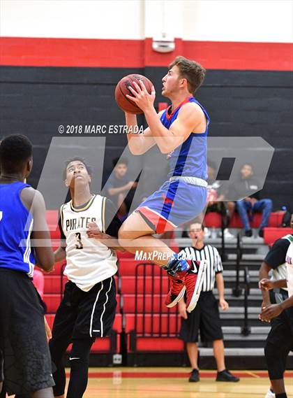 Thumbnail 1 in 2018 Pinellas County Public vs Private School Senior Showcase photogallery.