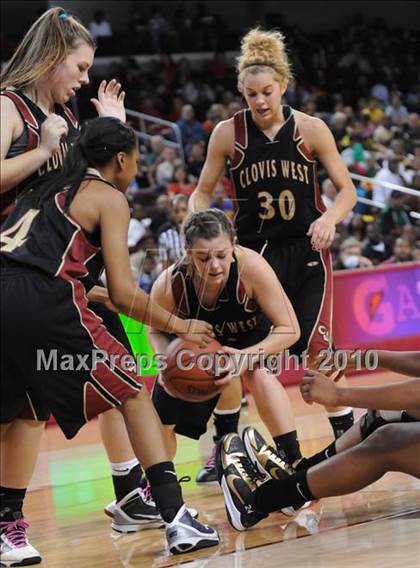 Thumbnail 2 in Clovis West vs. Poly (CIF SoCal D1 Final) photogallery.