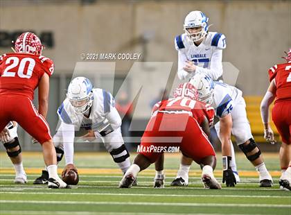 Thumbnail 2 in El Campo vs. Lindale (UIL 4A D1 Area Playoff) photogallery.