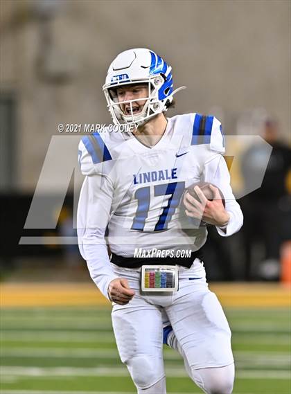 Thumbnail 1 in El Campo vs. Lindale (UIL 4A D1 Area Playoff) photogallery.