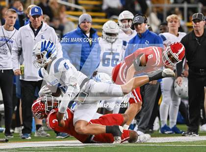 Thumbnail 1 in El Campo vs. Lindale (UIL 4A D1 Area Playoff) photogallery.