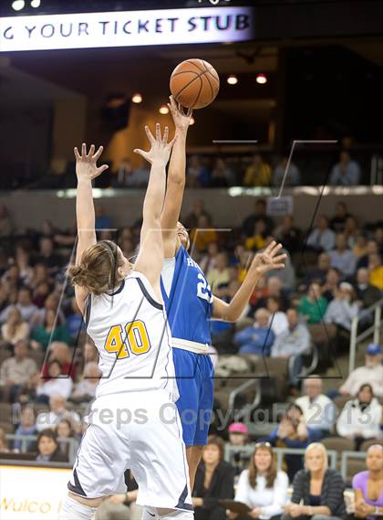 Thumbnail 1 in Highlands vs Notre Dame (KHSAA Ninth Region Final) photogallery.