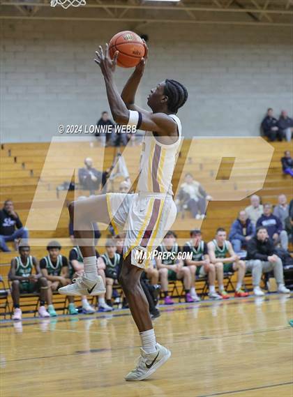 Thumbnail 3 in St. Joseph vs Mount Vernon (New York Holiday Invitational) photogallery.