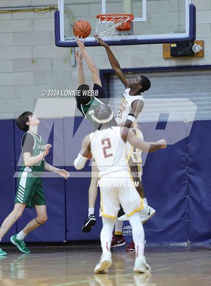 Thumbnail 2 in St. Joseph vs Mount Vernon (New York Holiday Invitational) photogallery.