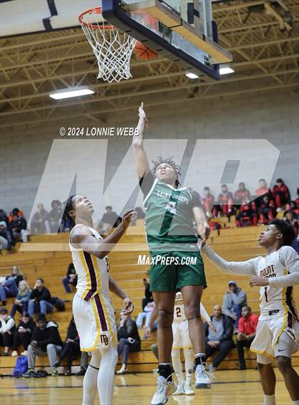 Thumbnail 3 in St. Joseph vs Mount Vernon (New York Holiday Invitational) photogallery.